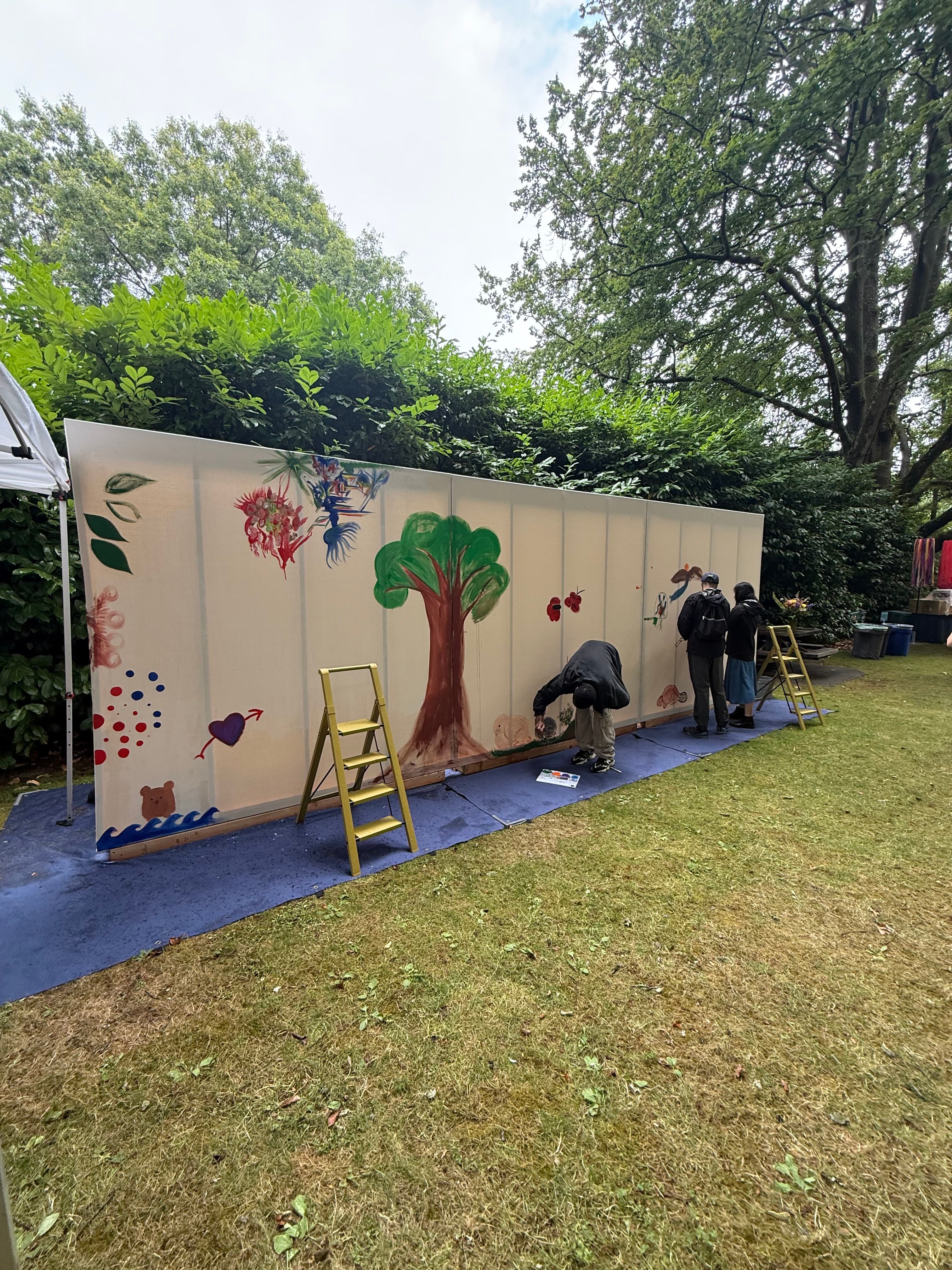 People are encouraged to join in, sparking wider participation. Guests are encouraged to work together to fill the entire canvas, creating one unified final piece.